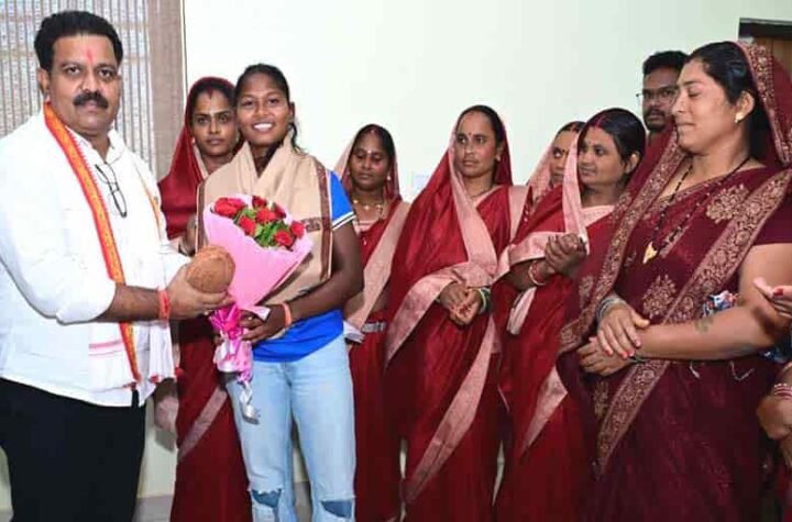 डिप्टी सीएम विजय शर्मा ने एशिया कप विजेता गीता यादव से की मुलाकात