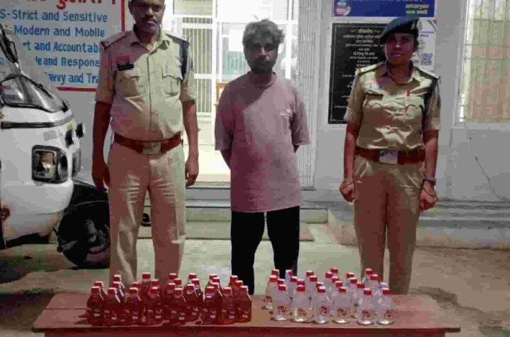 अवैध शराब बिक्री में 12 आरोपी गिरफ्तार