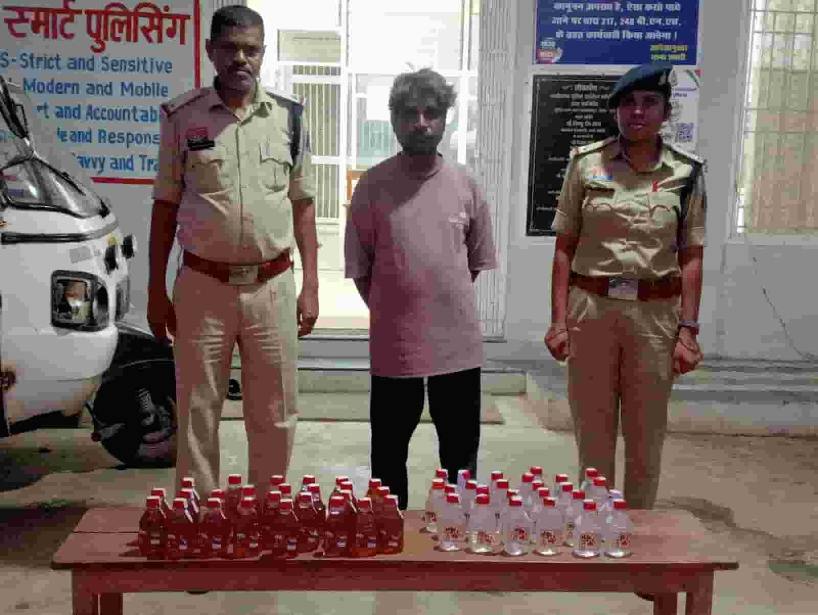 अवैध शराब बिक्री में 12 आरोपी गिरफ्तार