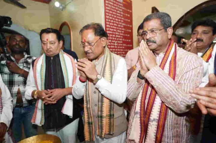 मुख्यमंत्री विष्णु देव साय ने रामचंडी मंदिर में पूजा-अर्चना कर प्रदेश की खुशहाली एवं सुख-समृद्धि की कामना की