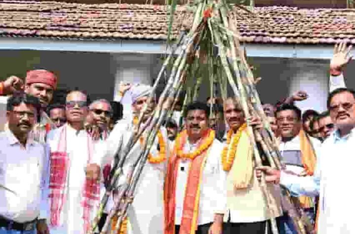 गन्ने का मूल्य 425 रुपये प्रति क्विंटल होने पर किसानों में खुशी, उप मुख्यमंत्री विजय शर्मा को गन्ना भेंटकर किया अभिनंदन