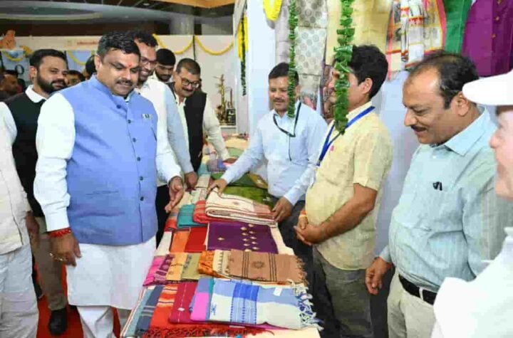खादी और स्थानीय उत्पादों के अधिकाधिक उपयोग पर मंत्री गजेन्द्र यादव ने दिया जोर