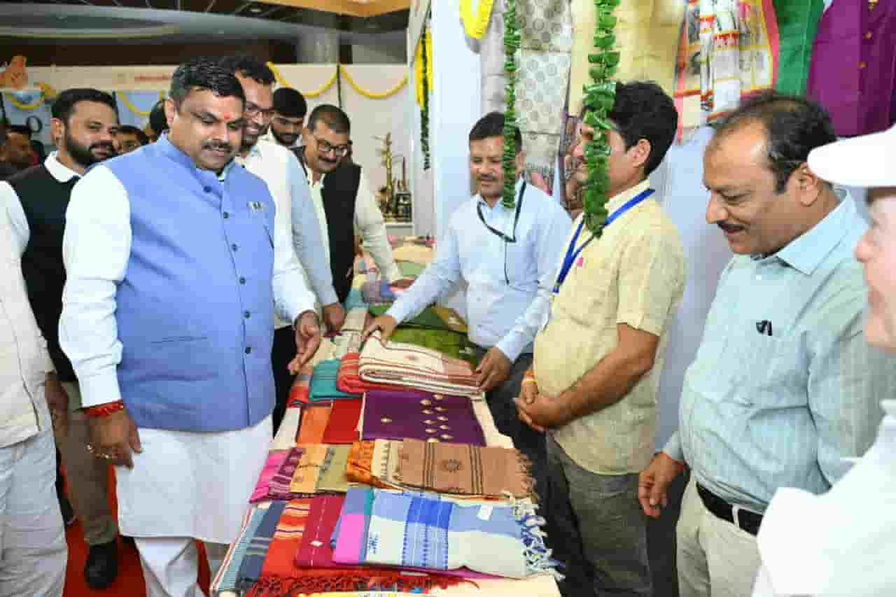 खादी और स्थानीय उत्पादों के अधिकाधिक उपयोग पर मंत्री गजेन्द्र यादव ने दिया जोर