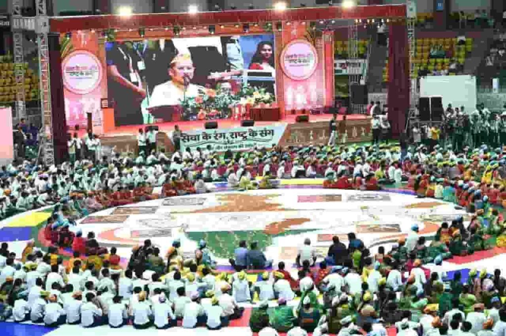 मोदी के 25 वर्ष का सार्वजनिक जीवन सेवा और जनकल्याण को समर्पित : सीएम साय