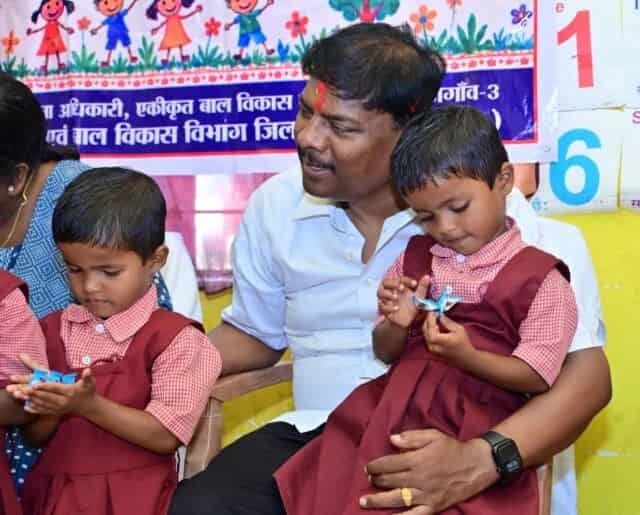 मंत्री केदार कश्यप ने आंगन मिलन कार्यक्रम में बच्चों और महिलाओं से किया संवाद