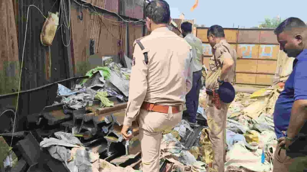 नहीं थम रही बीएसपी से लोहा चोरी की घटनाएं, भिलाई के छावनी में पांडेय कबाड़ी के गोदाम में काटा जा रहा रहा था लोहा