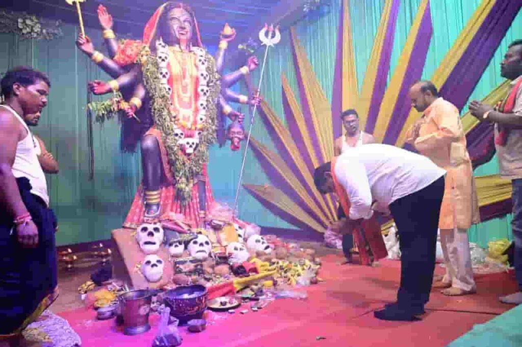 नवरात्रि पर उप मुख्यमंत्री विजय शर्मा ने पिपरिया में विभिन्न दुर्गा उत्सव समितियों के पंडालों में पहुंचकर की पूजा-अर्चना