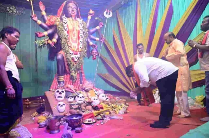 नवरात्रि पर उप मुख्यमंत्री विजय शर्मा ने पिपरिया में विभिन्न दुर्गा उत्सव समितियों के पंडालों में पहुंचकर की पूजा-अर्चना
