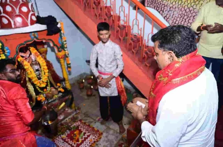 उप मुख्यमंत्री विजय शर्मा ने महाअष्टमी पर मां दंतेश्वरी, मां परमेश्वरी और मां चंडी के दर्शन किए
