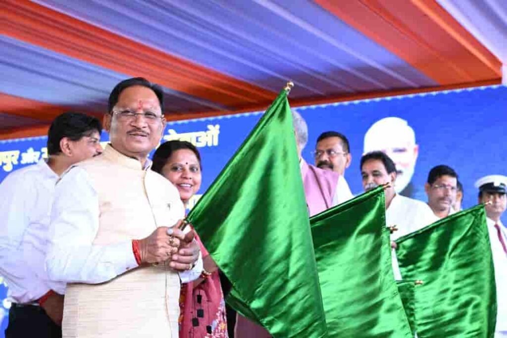 केंद्रीय रेल मंत्री अश्विनी वैष्णव और मुख्यमंत्री विष्णु देव साय ने दो यात्री रेल सेवाओं को दिखाई हरी झंडी