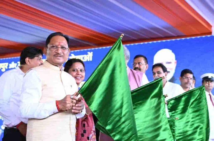 केंद्रीय रेल मंत्री अश्विनी वैष्णव और मुख्यमंत्री विष्णु देव साय ने दो यात्री रेल सेवाओं को दिखाई हरी झंडी