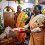 राष्ट्रपति श्रीमती द्रौपदी मुर्मु ने माँ दंतेश्वरी की पूजा-अर्चना कर देशवासियों की सुख-समृद्धि और खुशहाली की कामना की