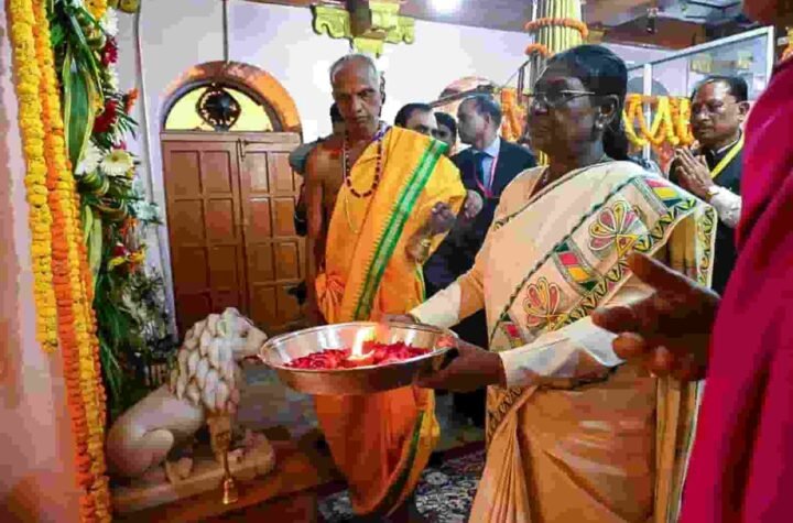 राष्ट्रपति श्रीमती द्रौपदी मुर्मु ने माँ दंतेश्वरी की पूजा-अर्चना कर देशवासियों की सुख-समृद्धि और खुशहाली की कामना की