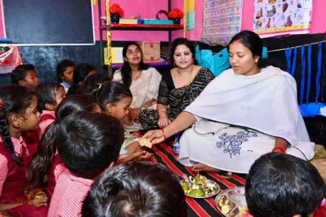 मंत्री श्रीमती लक्ष्मी राजवाड़े ने किया आंगनबाड़ी केंद्र का औचक निरीक्षण