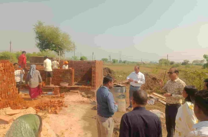 आयुक्त तारन प्रकाश सिन्हा ने बेमेतरा जिले में वीबी-जी राम जी योजना के कार्यों का किया सघन निरीक्षण