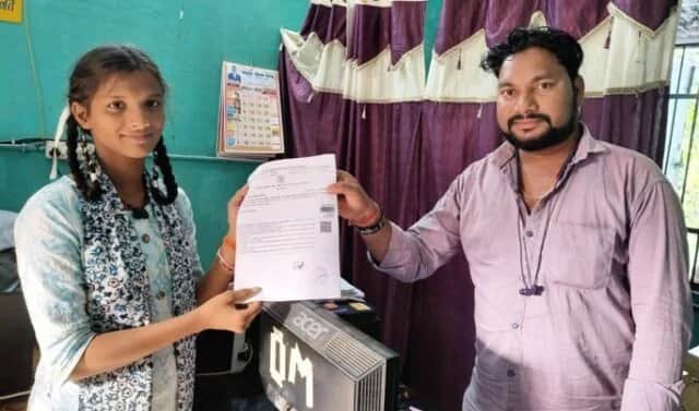 सेवा सेतु के माध्यम से आयुषी को घर बैठे मिले आय, जाति और निवास प्रमाण पत्र